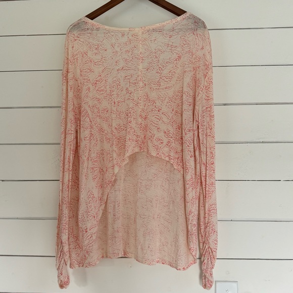 Free People Sahara Print V Neck. Reverse Hi-Low Hemline. Size: Medium - Picture 9 of 11